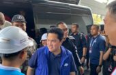 Erick Thohir Ketum PSSI waktu tiba di Stadion Gelora Bung Tomo Surabaya untuk melakukan peninjauan, Minggu (29/10/2023). Foto: Wildan suarasurabaya.net