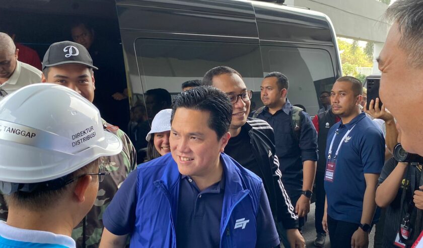 Erick Thohir Ketum PSSI waktu tiba di Stadion Gelora Bung Tomo Surabaya untuk melakukan peninjauan, Minggu (29/10/2023). Foto: Wildan suarasurabaya.net