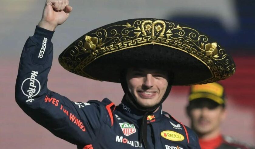 Max Verstappen pembalap Red Bull Racing merayakan keberhasilannya memenangi Grand Prix Meksiko yang berlangsung di Autodromo Hermanos Rodriguez, Mexico City, Minggu (29/10/2023). Foto: Antara