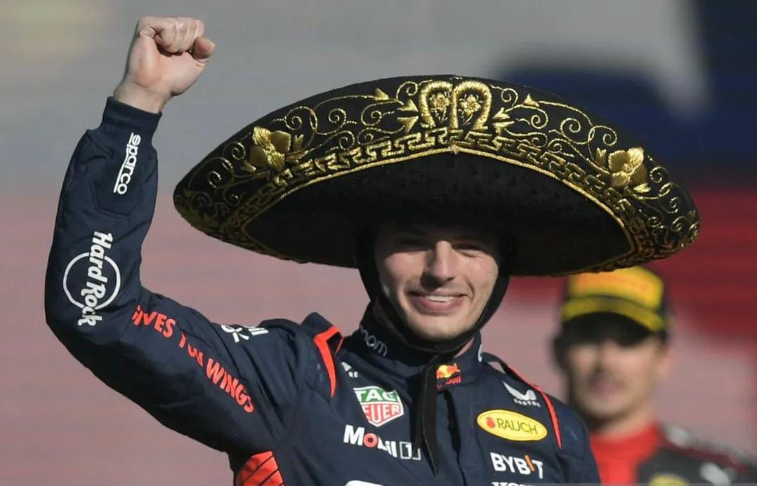 Max Verstappen pembalap Red Bull Racing merayakan keberhasilannya memenangi Grand Prix Meksiko yang berlangsung di Autodromo Hermanos Rodriguez, Mexico City, Minggu (29/10/2023). Foto: Antara