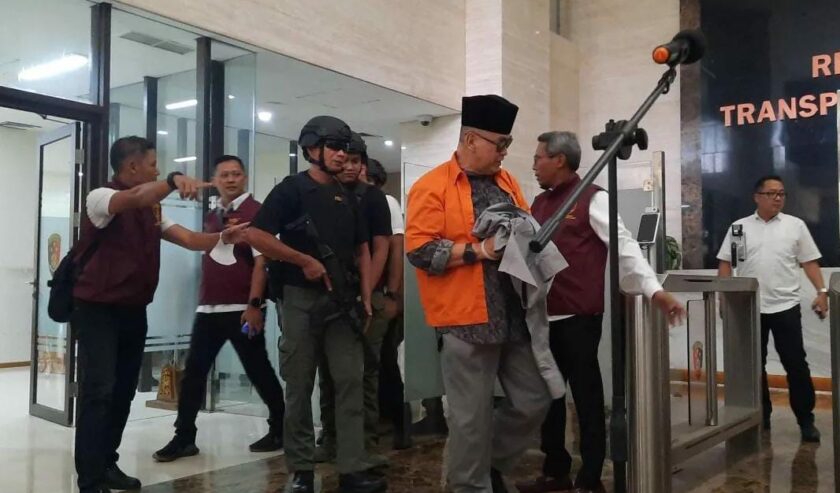 Penyidik Direktorat Tindak Pidana Umum Bareskrim Polri melimpahkan tersangka Panji Gumilang kepada pihak Kejaksaan RI, Senin (30/10/2023). Foto: Antara