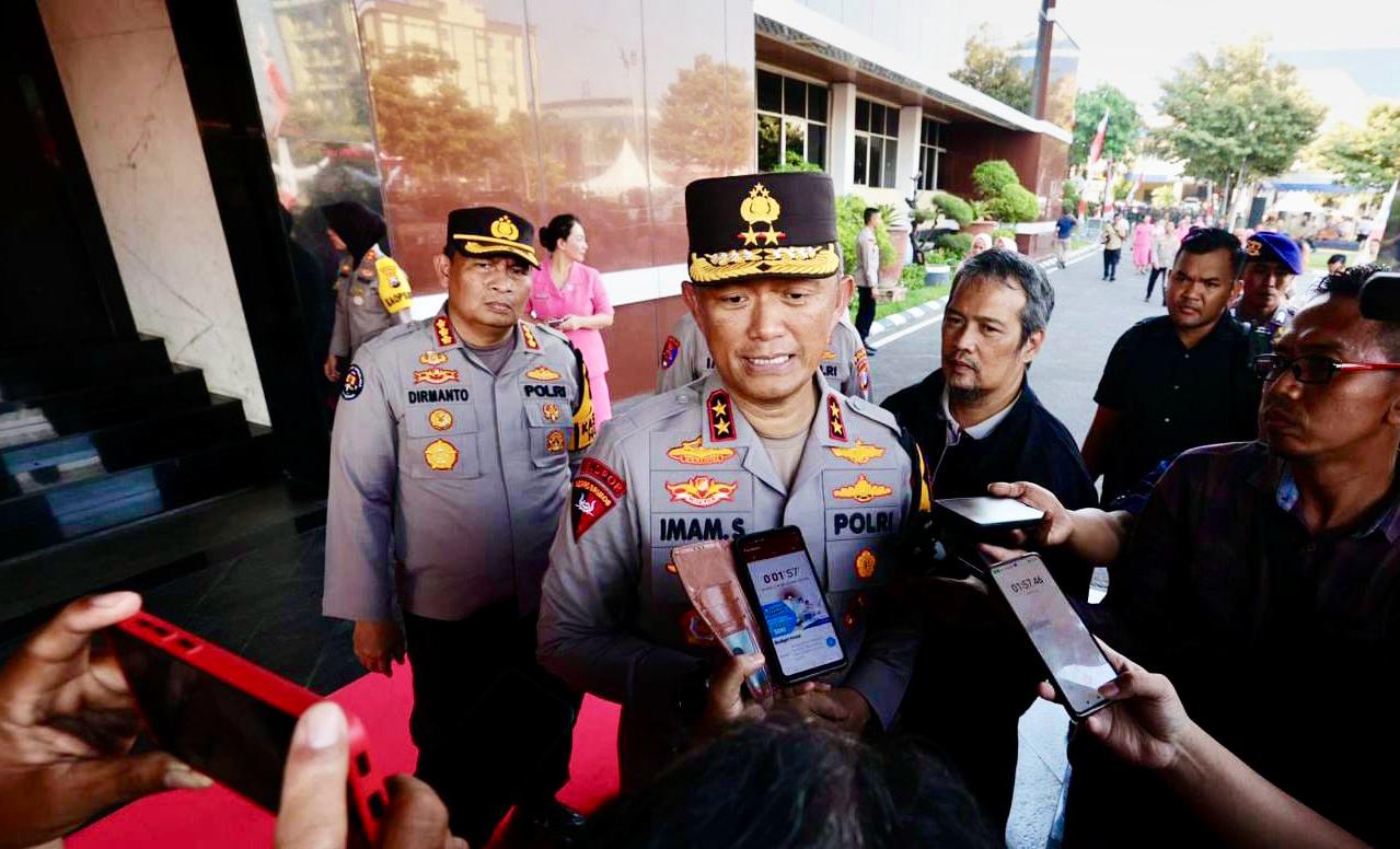 Irjen Pol Imam Sugianto Kapolda Jatim waktu memberi keterangan soal program terdekat yang akan dikerjakan kepada awak media, Senin (30/10/2023). Foto: Wildan suarasurabaya.net