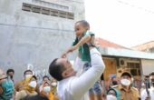 Eri Cahyadi Wali Kota Surabaya saat mengunjungi anak stunting di Kelurahan Kertajaya, Kota Surabaya beberapa waktu lalu. Foto: Antara/HO-Diskominfo Surabaya.