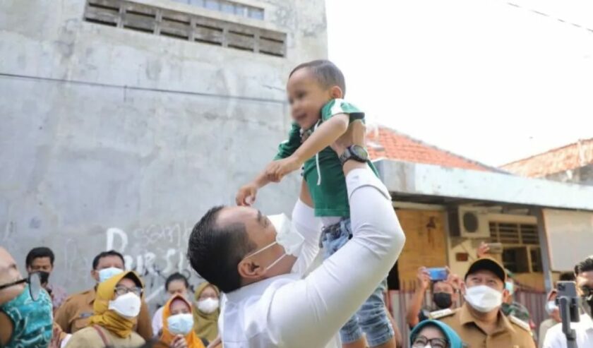 Eri Cahyadi Wali Kota Surabaya saat mengunjungi anak stunting di Kelurahan Kertajaya, Kota Surabaya beberapa waktu lalu. Foto: Antara/HO-Diskominfo Surabaya.