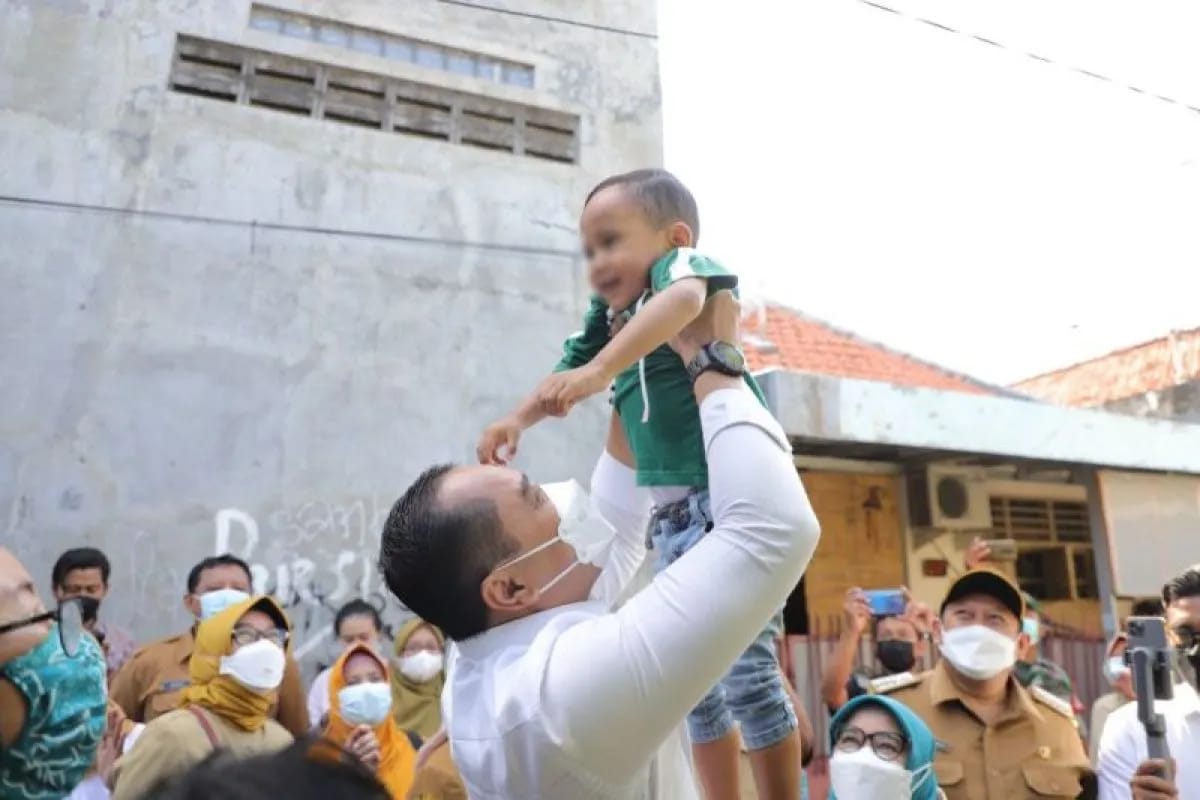 Eri Cahyadi Wali Kota Surabaya saat mengunjungi anak stunting di Kelurahan Kertajaya, Kota Surabaya beberapa waktu lalu. Foto: Antara/HO-Diskominfo Surabaya.