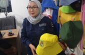 Contoh produk tentang Surabaya yang juga dijual oleh UMKM di Kendangsari dalam menyambut gelaran pesta bola dunia, Selasa (31/10/2023). Foto: Risky suarasurabaya.net