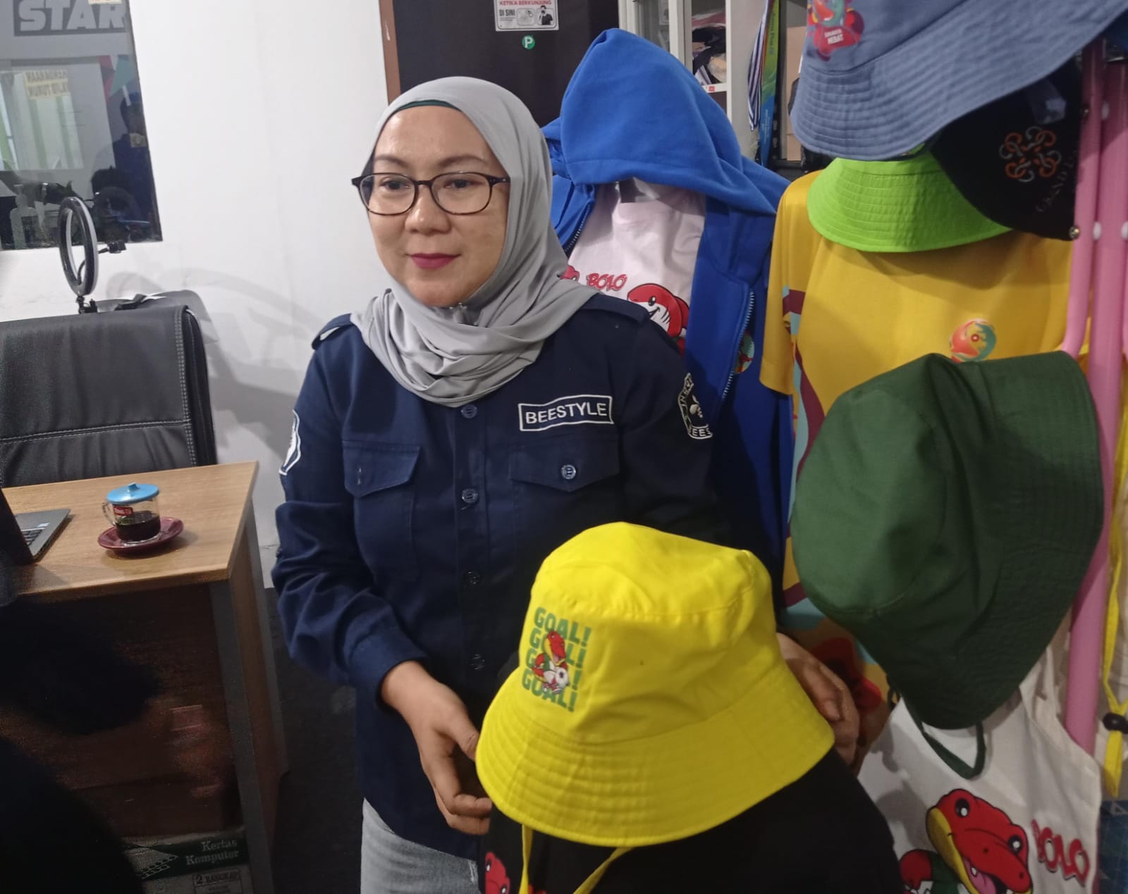 Contoh produk tentang Surabaya yang juga dijual oleh UMKM di Kendangsari dalam menyambut gelaran pesta bola dunia, Selasa (31/10/2023). Foto: Risky suarasurabaya.net