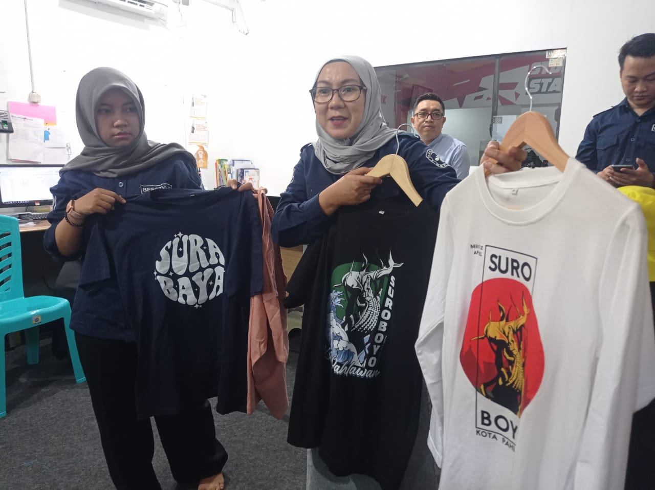 Contoh produk tentang Surabaya yang juga dijual oleh UMKM di Kendangsari dalam menyambut gelaran pesta bola dunia, Selasa (31/10/2023). Foto: Risky suarasurabaya.net