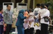 Sejumlah orang tua peserta SOTH yang lulus hari ini, Selasa (31/10/2023). Foto: Diskominfo Kota Surabaya