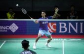 Pebulu tangkis tunggal putra Indonesia Alwi Farhan (kanan) mengembalikan kok ke arah pebulu tangkis Malaysia Sholeh Aidil pada babak 32 besar turnamen BNI Indonesia Masters II 2023 di Jatim International Expo, Surabaya, Jawa Timur, Selasa (24/10/2023). Foto : Antara