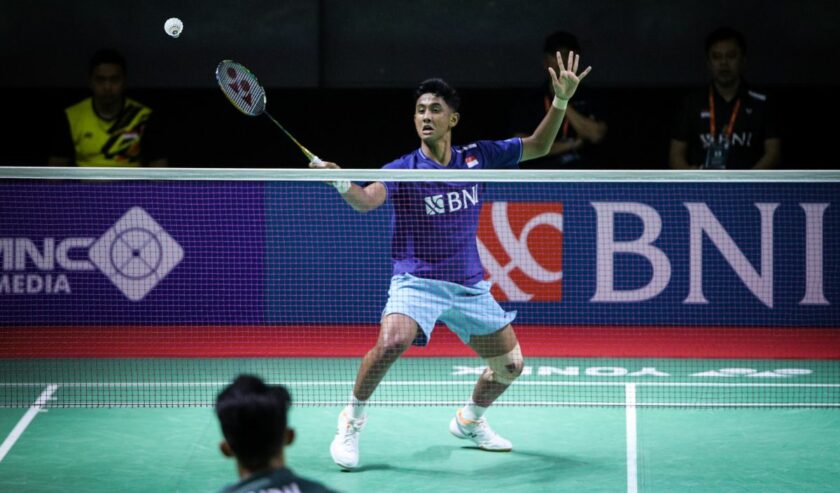 Pebulu tangkis tunggal putra Indonesia Alwi Farhan (kanan) mengembalikan kok ke arah pebulu tangkis Malaysia Sholeh Aidil pada babak 32 besar turnamen BNI Indonesia Masters II 2023 di Jatim International Expo, Surabaya, Jawa Timur, Selasa (24/10/2023). Foto : Antara