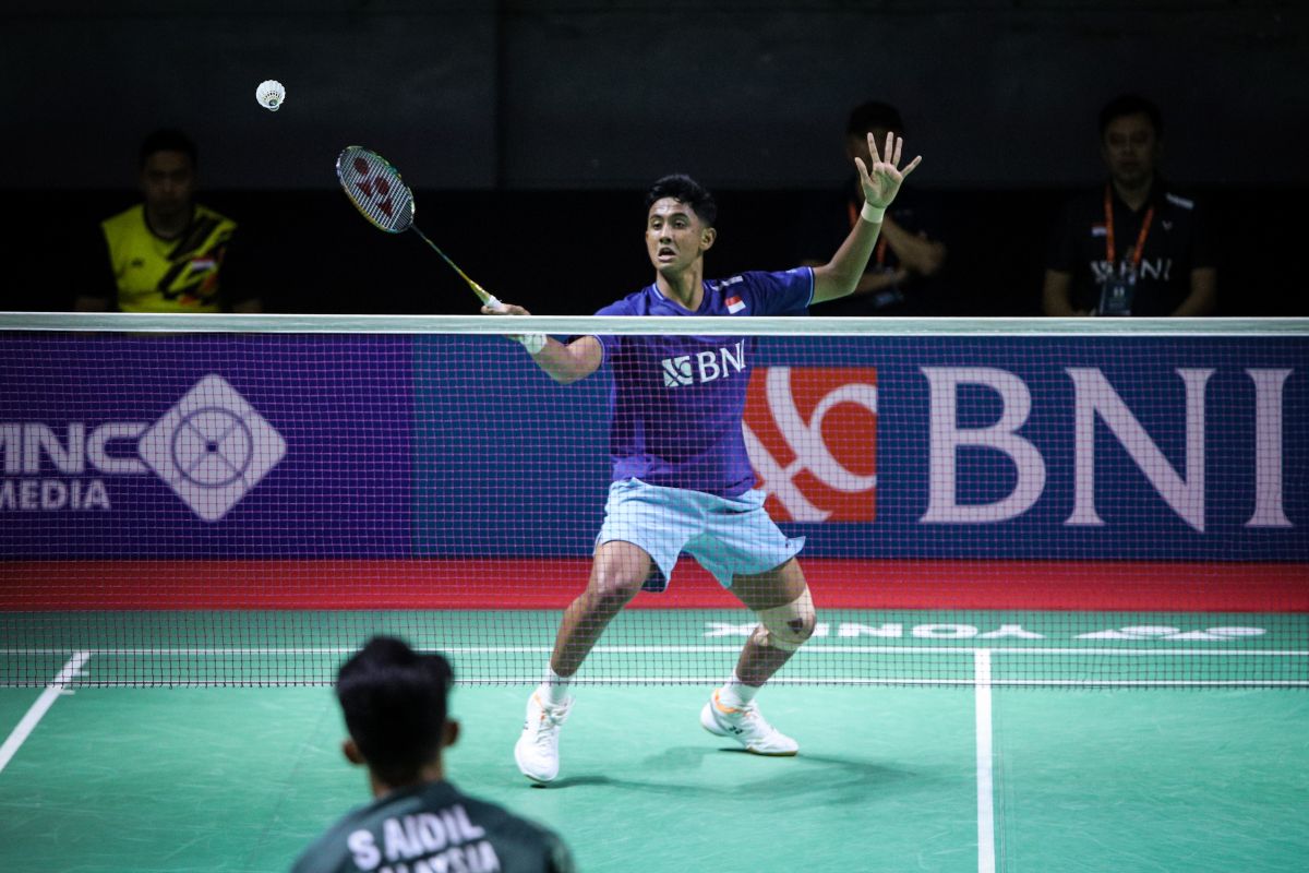 Pebulu tangkis tunggal putra Indonesia Alwi Farhan (kanan) mengembalikan kok ke arah pebulu tangkis Malaysia Sholeh Aidil pada babak 32 besar turnamen BNI Indonesia Masters II 2023 di Jatim International Expo, Surabaya, Jawa Timur, Selasa (24/10/2023). Foto : Antara