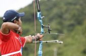 Pemanah putra Indonesia Ahmad Khoirul Baasith melepaskan anak panah saat melawan atlet Tajikistan Abdumalik Ganiev pada babak 32 besar recurve putra individu Asian Games 2022 di Fuyang Yinhu Sports Centre, Hangzhou, China, Senin (2/10/2023). Foto: Antara