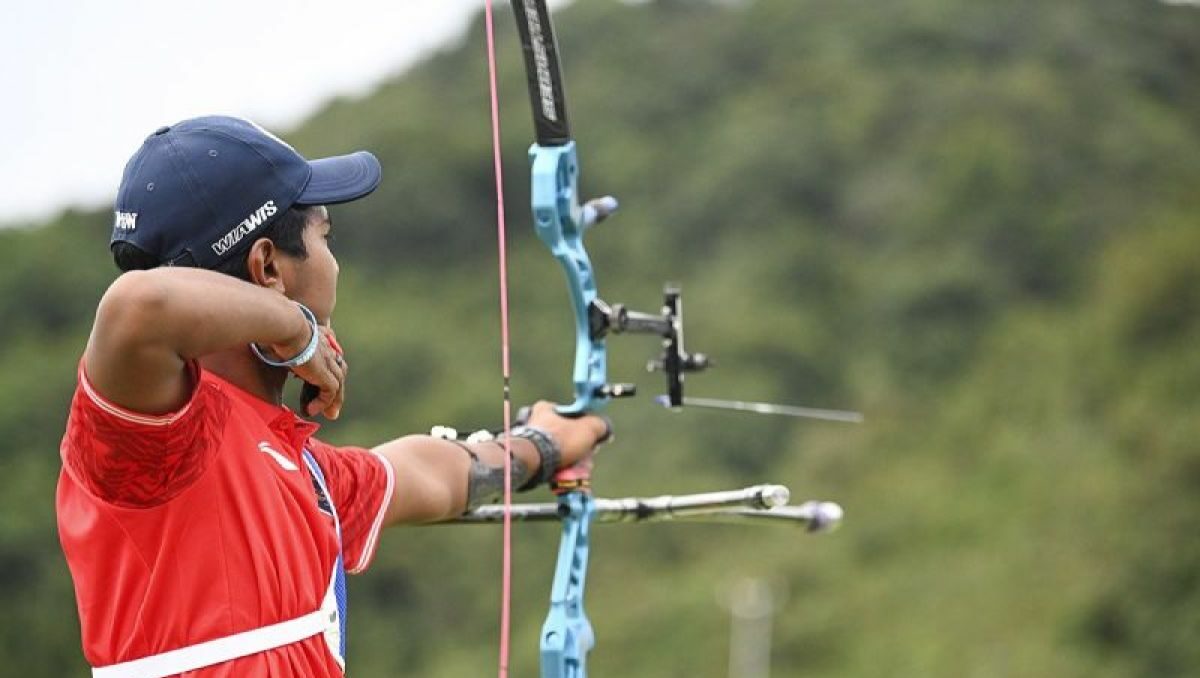 Pemanah putra Indonesia Ahmad Khoirul Baasith melepaskan anak panah saat melawan atlet Tajikistan Abdumalik Ganiev pada babak 32 besar recurve putra individu Asian Games 2022 di Fuyang Yinhu Sports Centre, Hangzhou, China, Senin (2/10/2023). Foto: Antara