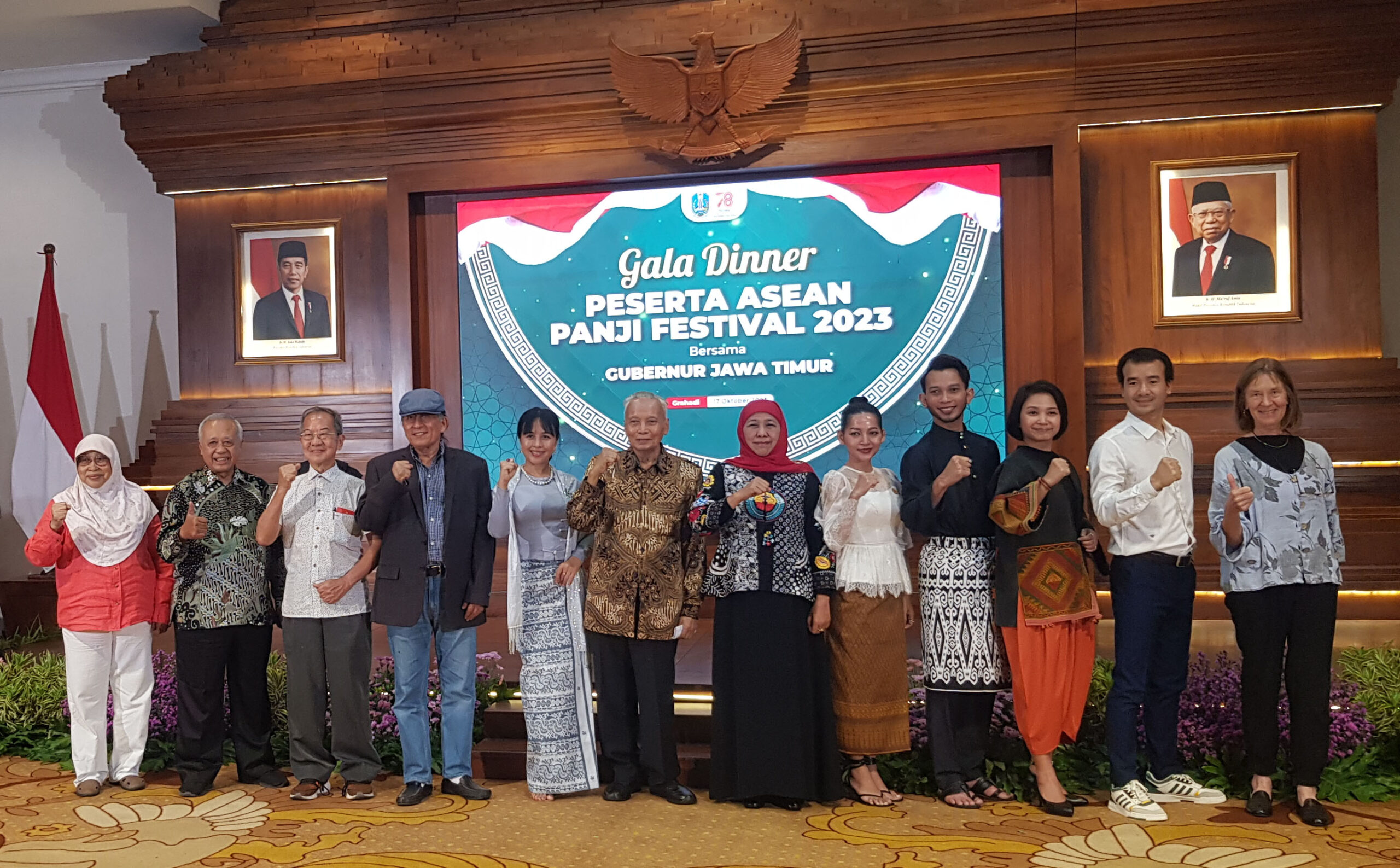 Khofifah Indar Parawansa Gubernur Jawa Timur bersama delegasi negara peserta ASEAN Panji Festival saat Gala Dinner di Gedung Negara Grahadi, Kota Surabaya, pada Selasa (17/10/2023). Foto: Yudha Suara Surabaya