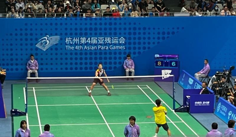 Pebulu tangkis Indoensia Dheva Anrimusthi saat berlaga di partai final tunggal putra SU5 yang digelar di Binjiang Stadium, China, Jumat (27/10/2023). Foto : Antara