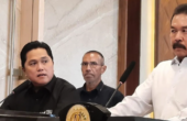 Erick Thohir Menteri BUMN memberikan keterangan pers terkait kasus dana pensiun BUMN di Kejaksaan Agung, Jakarta, Selasa (3/10/2023). Foto: Antara