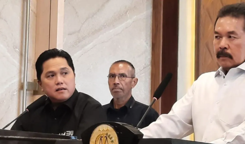 Erick Thohir Menteri BUMN memberikan keterangan pers terkait kasus dana pensiun BUMN di Kejaksaan Agung, Jakarta, Selasa (3/10/2023). Foto: Antara