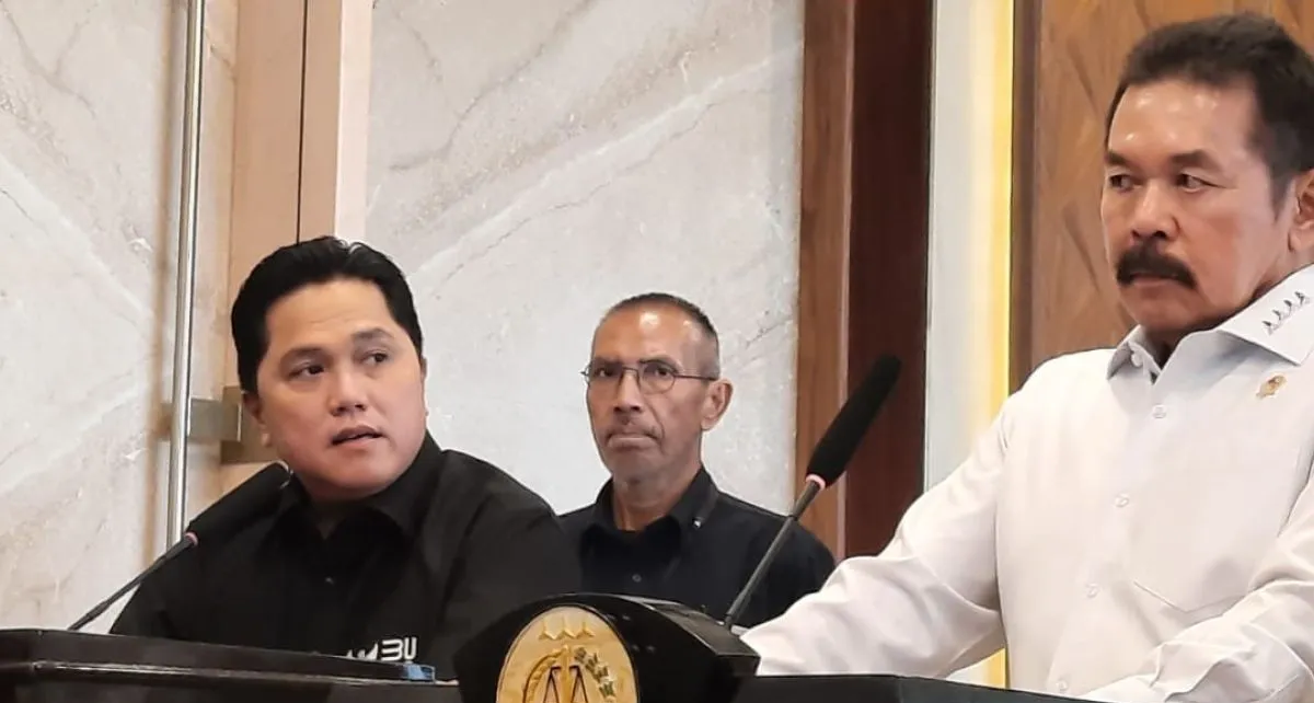 Erick Thohir Menteri BUMN memberikan keterangan pers terkait kasus dana pensiun BUMN di Kejaksaan Agung, Jakarta, Selasa (3/10/2023). Foto: Antara