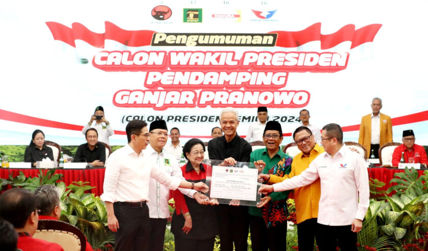 PDIP dan partai pendukung saat menyerahkan surat rekomendasi kepada Ganjar Pranowo dan Mahfud MD sebagai Bacapres dan Bacawapres di kantor DPP PDIP, jalan Diponegoro, Jakarta Pusat, Rabu (18/10/2023). Foto : Istimewa