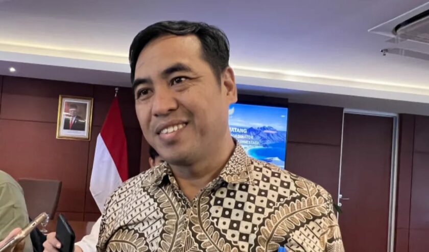 Rofi Alhanif Asisten Deputi Pengelolaan Sampah dan Limbah Kemenko Bidang Kemaritiman dan Investasi memberi keterangan kepada wartawan di Kantor Kemenkomarves, Jakarta, Senin (16/10/2023). Foto: Antara