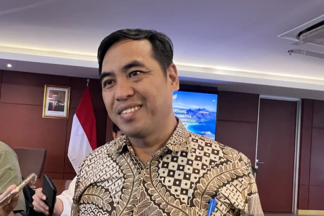 Rofi Alhanif Asisten Deputi Pengelolaan Sampah dan Limbah Kemenko Bidang Kemaritiman dan Investasi memberi keterangan kepada wartawan di Kantor Kemenkomarves, Jakarta, Senin (16/10/2023). Foto: Antara