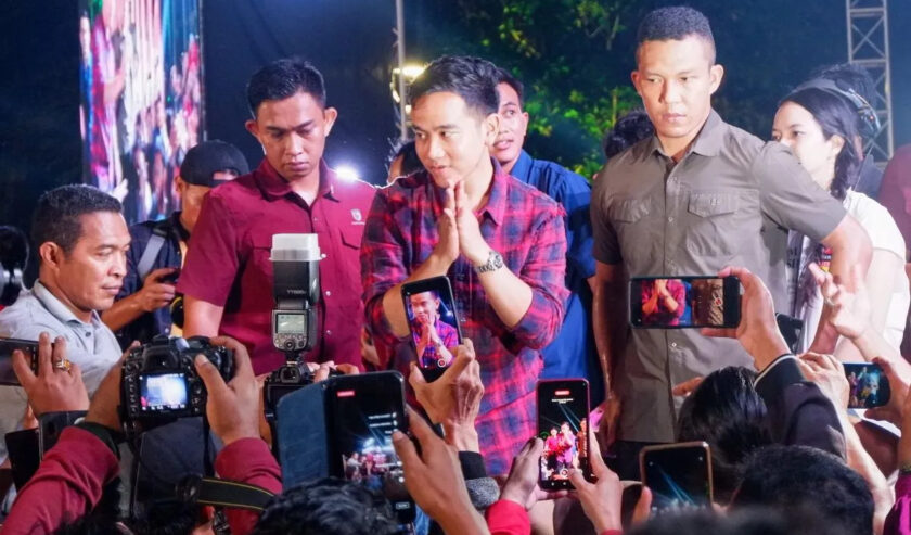 Gibran Rakabuming Raka Wali Kota Surakarta menyapa para pendukungnya yang hadir dalam acara "Indonesia Memanggil Gibran" di Tugu Proklamasi, Jakarta Pusat, Sabtu (21/10/2023) malam. Foto: Antara