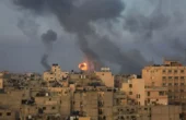 Foto yang diambil pada 11 Mei 2021. Tterlihat asap hitam mengepul ke langit akibat ledakan yang disebabkan serentetan serangan israel di Kota Younis di Jalur Gaza bagian selatan. Foto: Antara/Yasser Qudih/Xinhua/tm