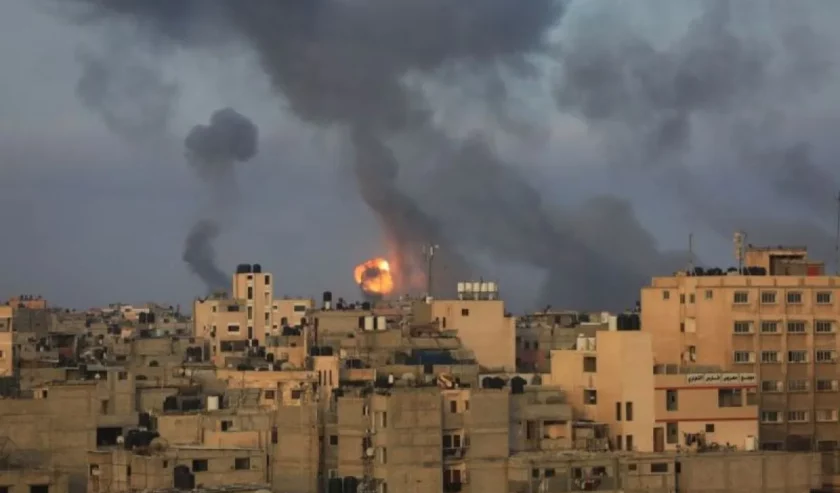Foto yang diambil pada 11 Mei 2021. Tterlihat asap hitam mengepul ke langit akibat ledakan yang disebabkan serentetan serangan israel di Kota Younis di Jalur Gaza bagian selatan. Foto: Antara/Yasser Qudih/Xinhua/tm