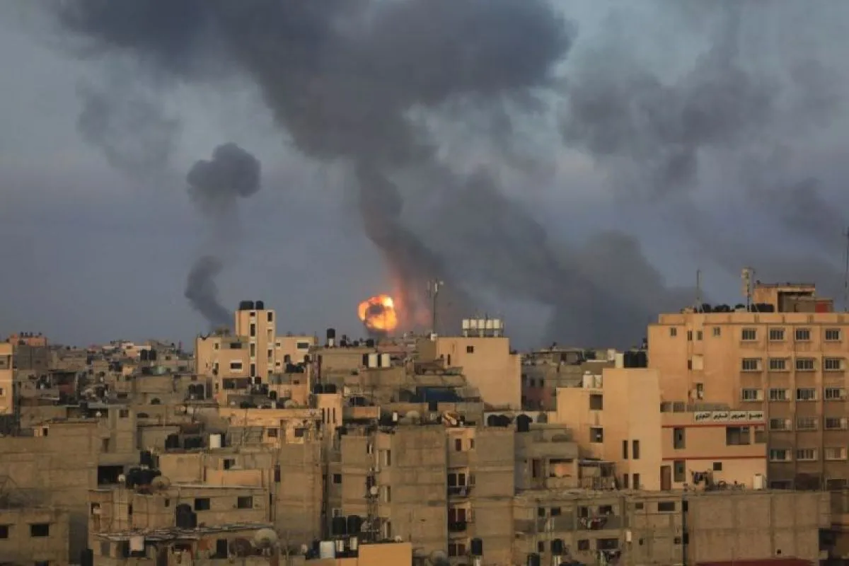Foto yang diambil pada 11 Mei 2021. Tterlihat asap hitam mengepul ke langit akibat ledakan yang disebabkan serentetan serangan israel di Kota Younis di Jalur Gaza bagian selatan. Foto: Antara/Yasser Qudih/Xinhua/tm