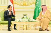 Joko Widodo Presiden (kiri) bertemu dengan Mohammed bin Salman al-Saud Perdana Menteri Arab Saudi (kanan) di Istana Al-Yamamah, Riyadh, pada Jumat (20/10/2023). Foto: Biro Pers, Media, dan Informasi Sekretariat Presiden