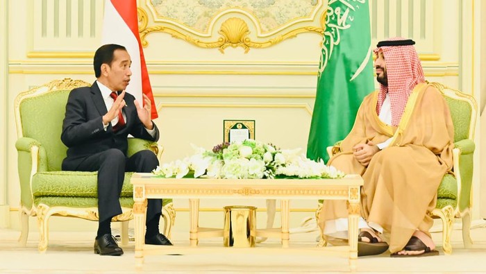 Joko Widodo Presiden (kiri) bertemu dengan Mohammed bin Salman al-Saud Perdana Menteri Arab Saudi (kanan) di Istana Al-Yamamah, Riyadh, pada Jumat (20/10/2023). Foto: Biro Pers, Media, dan Informasi Sekretariat Presiden