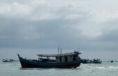 Kapal nelayan Sungailiat Bangka kandas di alur Pelabuhan Air Katung akibat pendangkalan di Pelabuhan Air Katung, Senin (9/10/2023). Foto: Humas Pelabuhan Air Katung