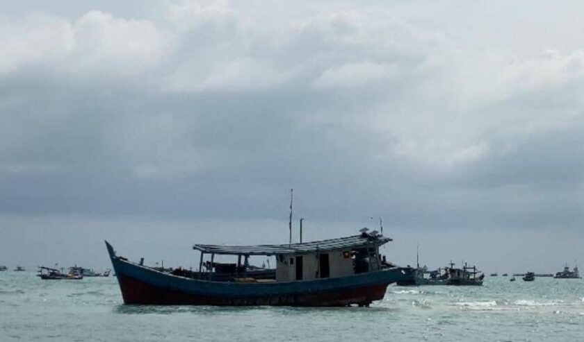 Kapal nelayan Sungailiat Bangka kandas di alur Pelabuhan Air Katung akibat pendangkalan di Pelabuhan Air Katung, Senin (9/10/2023). Foto: Humas Pelabuhan Air Katung