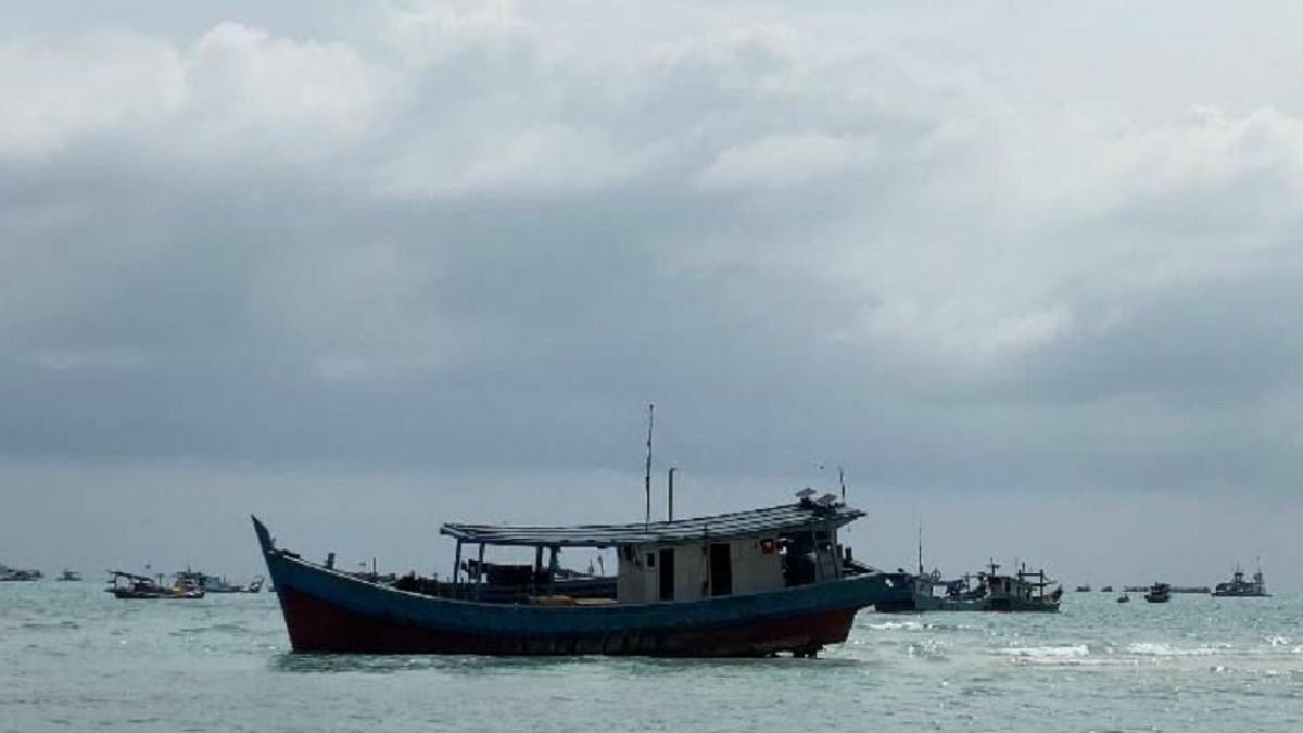 Kapal nelayan Sungailiat Bangka kandas di alur Pelabuhan Air Katung akibat pendangkalan di Pelabuhan Air Katung, Senin (9/10/2023). Foto: Humas Pelabuhan Air Katung