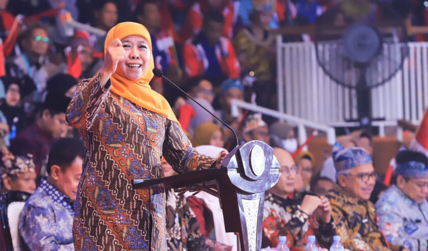 Khofifah Indar Parawansa Gubernur Jatim dalam pembukaan LKS SMK Nasional di Universitas Airlangga, Selasa (24/10/2023). Foto: Humas Pemprov Jatim