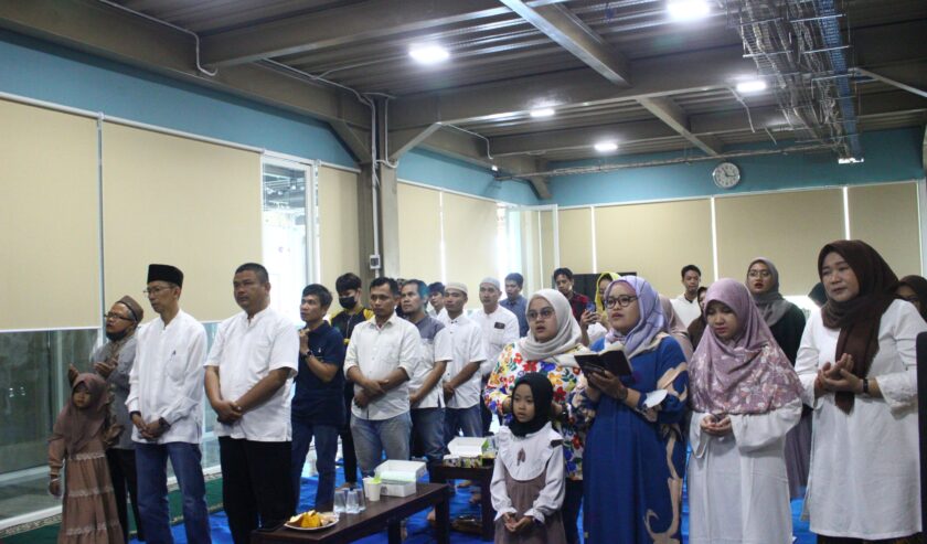 Crew Suara Surabaya ber-Shalawat saat kegiatan Maulid Nabi Muhammad SAW di Suara Surabaya Centre, Surabaya, Sabtu (7/10/2023) Foto: Athalia magang suarasurabaya.net