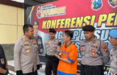 Pemuda inisial RF pelaku TPPO waktu ditanya Kombes Pol Kusumo Wahyu Bintoro Kapolresta Sidoarjo dalam juma pers, Selasa (3/10/2023). Foto: Wildan suarasurabaya.net