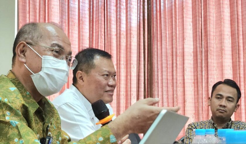 Ketua PWM Jatim Sukadiono (kiri) didampingi Ketua LHKP PWM Jatim M. Mirdasy (tengah) serta Humas PWM Jatim Radius Setiawan (kanan) di sela diskusi bertema "Menakar Arah Suara Politik Muhammadiyah Jawa Timur dalam Pemilu 2024" di Kantor PWM Jatim di Surabaya, Senin (23/10/2023). Foto : Antara