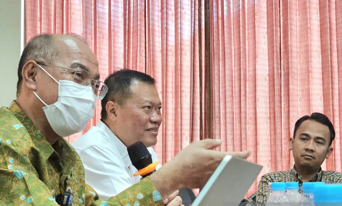 Ketua PWM Jatim Sukadiono (kiri) didampingi Ketua LHKP PWM Jatim M. Mirdasy (tengah) serta Humas PWM Jatim Radius Setiawan (kanan) di sela diskusi bertema "Menakar Arah Suara Politik Muhammadiyah Jawa Timur dalam Pemilu 2024" di Kantor PWM Jatim di Surabaya, Senin (23/10/2023). Foto : Antara