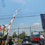 Palang pintu perlintasan kereta api di Magersari, Sidoarjo patah, pada Senin (30/10/2023).