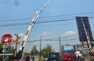 Palang Perlintasan Kereta Api di Magersari Sidoarjo Patah