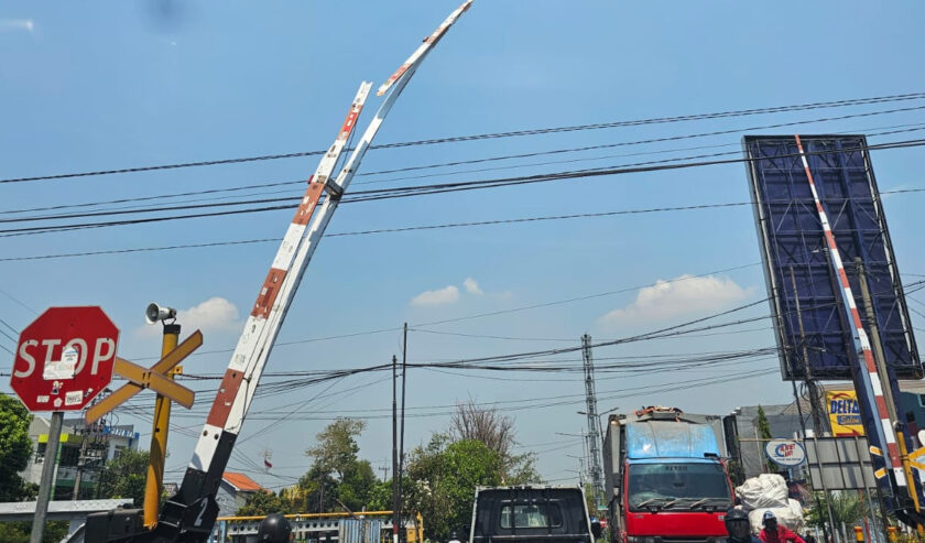 Palang pintu perlintasan kereta api di Magersari, Sidoarjo patah, pada Senin (30/10/2023).