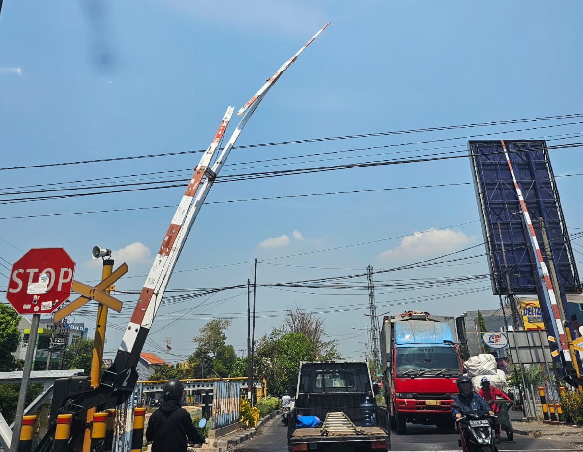 Palang pintu perlintasan kereta api di Magersari, Sidoarjo patah, pada Senin (30/10/2023).