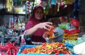 Pedagang di Pasar Tambahrejo, Surabaya melayani pembelian cabai rawit, Senin (30/10/2023). Foto : Antara