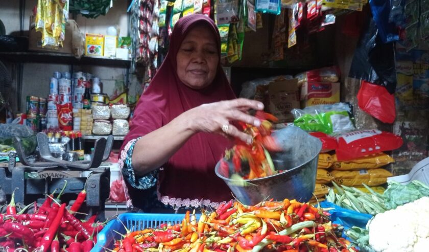 Pedagang di Pasar Tambahrejo, Surabaya melayani pembelian cabai rawit, Senin (30/10/2023). Foto : Antara