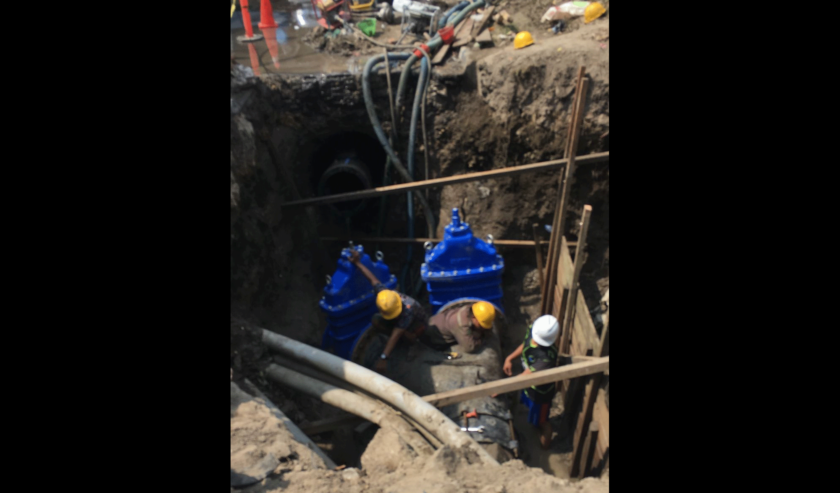 Proses rehabilitasi pipa PDAM di sekitar traffic light Pasar Kembang, menjadi penyebab kemacetan di kawasan tersebut pada Rabu (25/10/2023) pagi. Foto: PDAM Surya Sembada