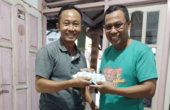 Supriyadi (kiri) menyerahkan amplop yang dia temukan kepada Sumarto (kanan), karyawan Primkopal RSPAL dr. Ramelan Surabaya, Selasa (31/10/2023). Foto: Istimewa