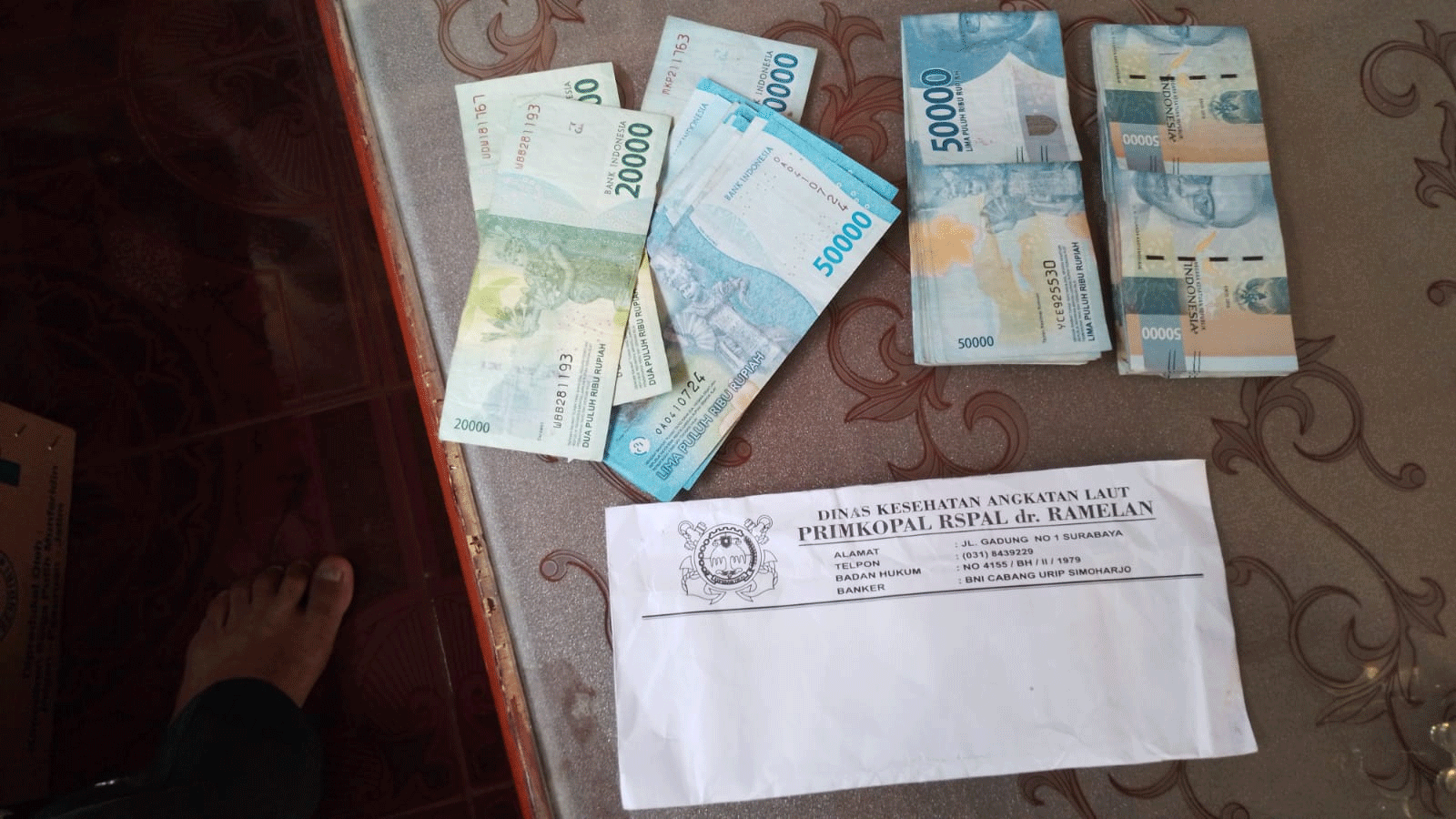 Amplop berisi uang gaji yang ditemukan Supriyadi di jalan di Desa Entalsewu, Buduran, Sidoarjo, Selasa (31/10/2023). Foto: Istimewa