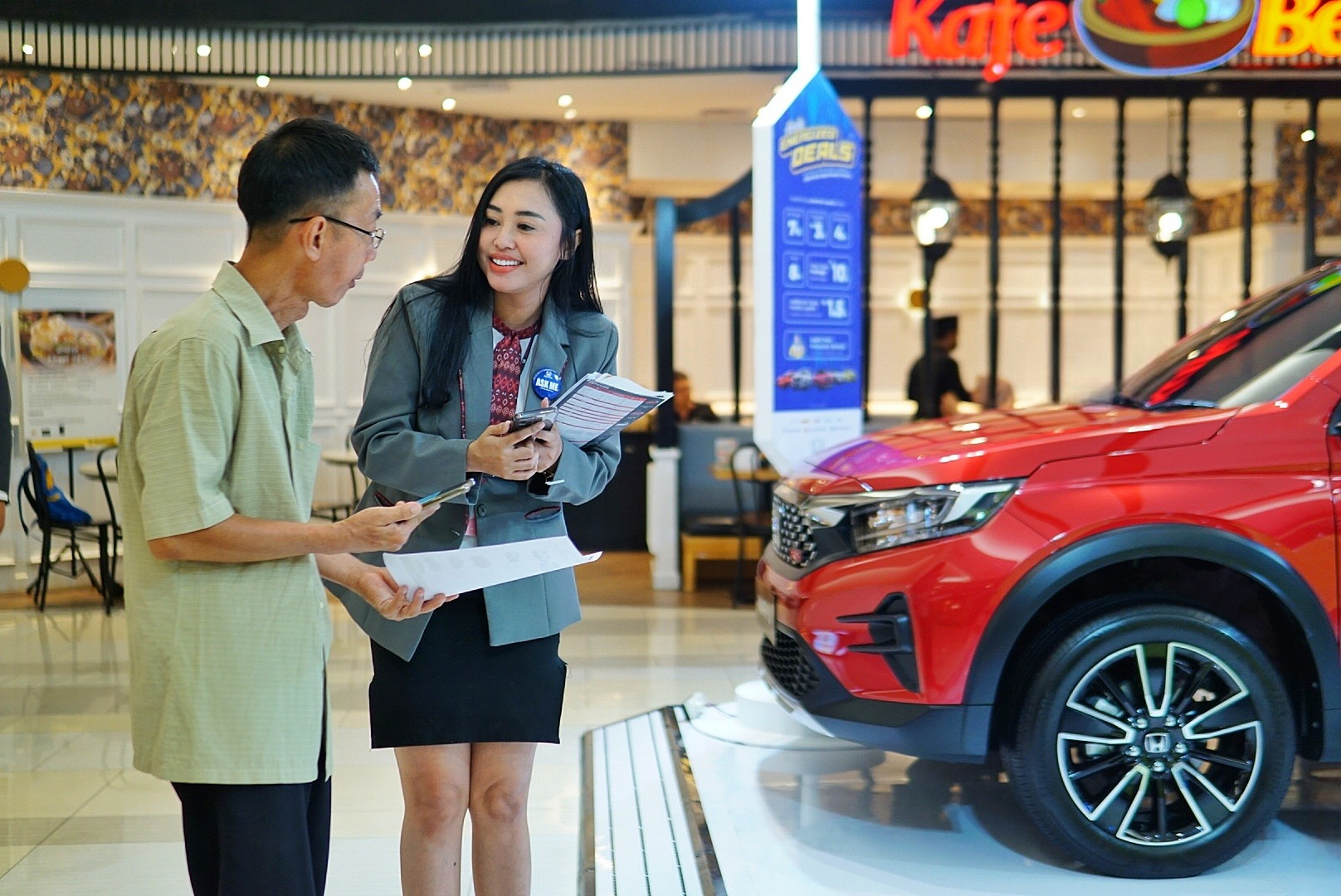 Customer berkonsultasi di pameran "Honda Energize Deals" di Tunjungan Plaza 3 Lantai 5, Kota Surabaya, Jawa Timur, pada tanggal 25-29 Oktober 2023. Foto: HSC